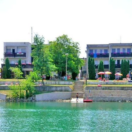 Hotel Fortuna Сенец Екстериор снимка