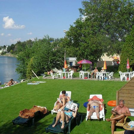 Hotel Fortuna Сенец Екстериор снимка