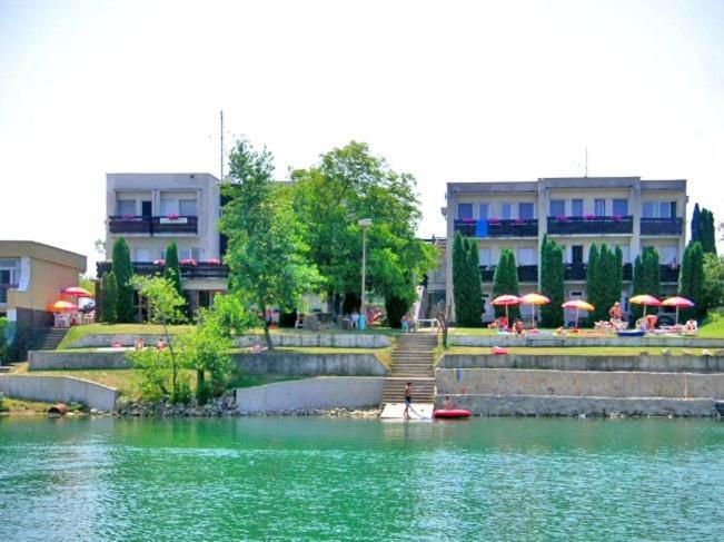 Hotel Fortuna Сенец Екстериор снимка