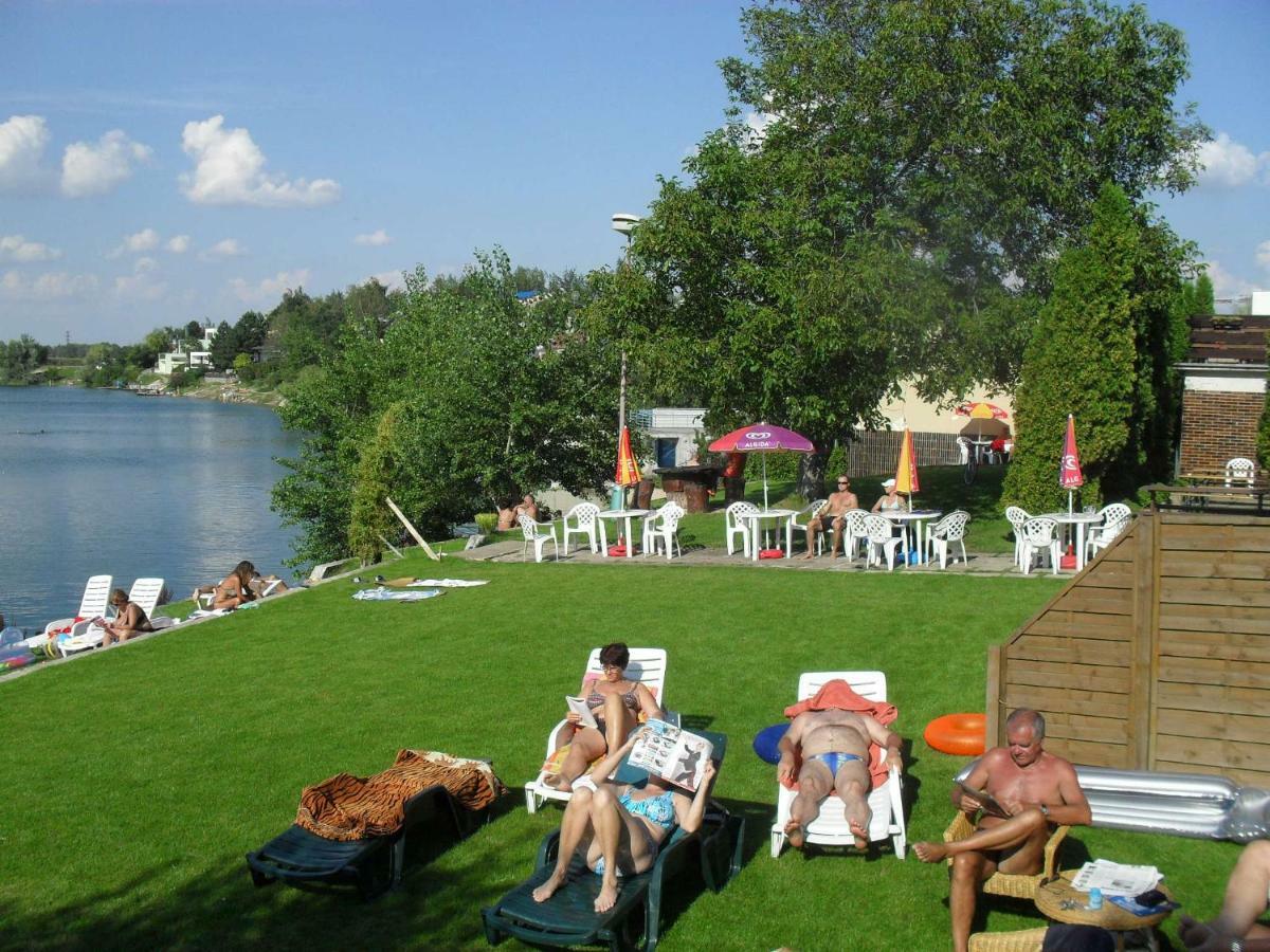 Hotel Fortuna Сенец Екстериор снимка