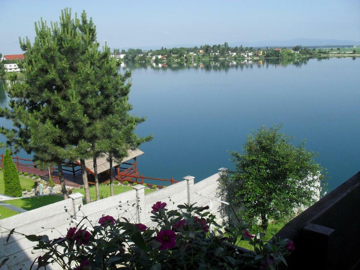 Hotel Fortuna Сенец Екстериор снимка