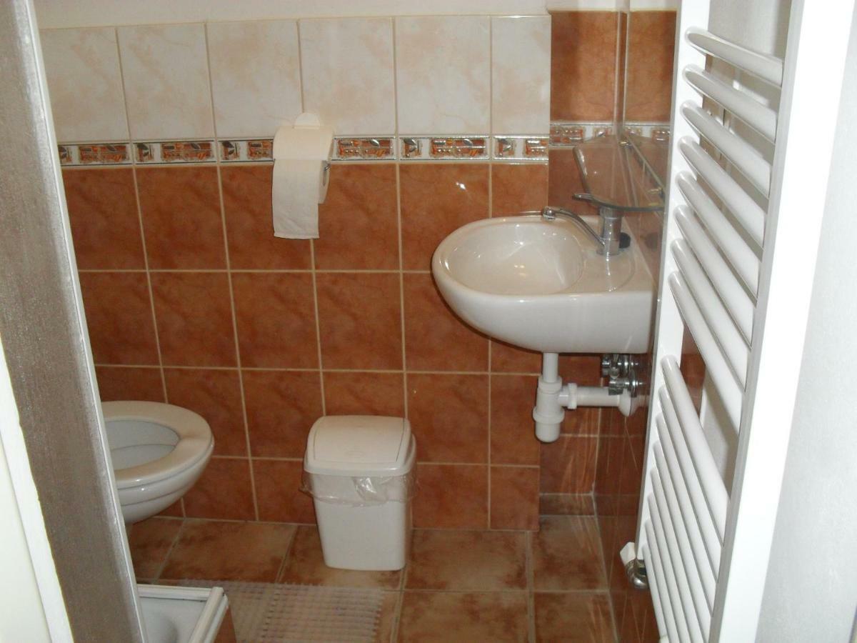 Hotel Fortuna Сенец Екстериор снимка
