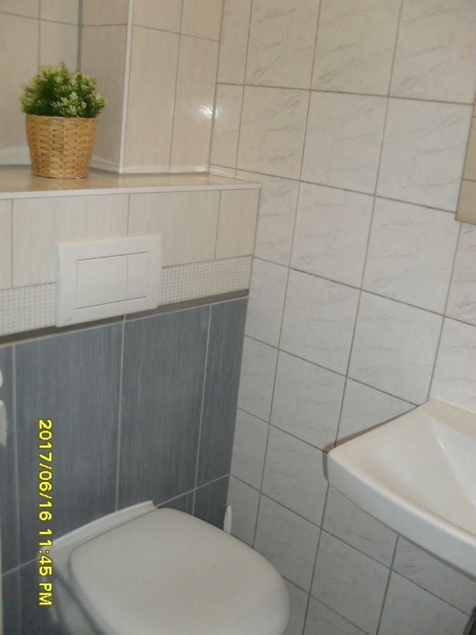 Hotel Fortuna Сенец Екстериор снимка