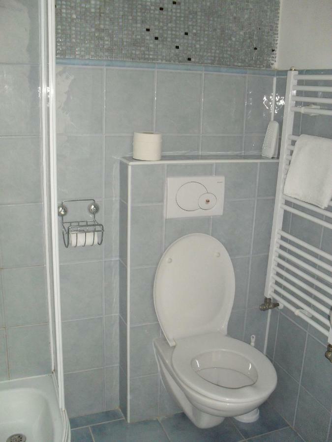 Hotel Fortuna Сенец Екстериор снимка